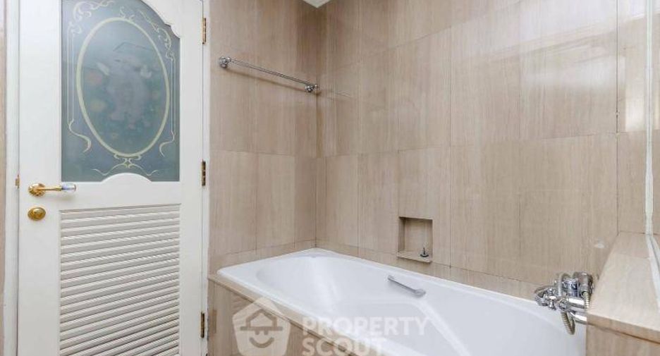 For rent 3 bedrooms condo in Pathum Wan, Bangkok