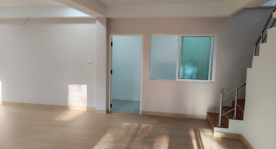 Reihenhaus zum Kauf mit 2 Zimmer in Mueang Chiang Mai, Chiang Mai