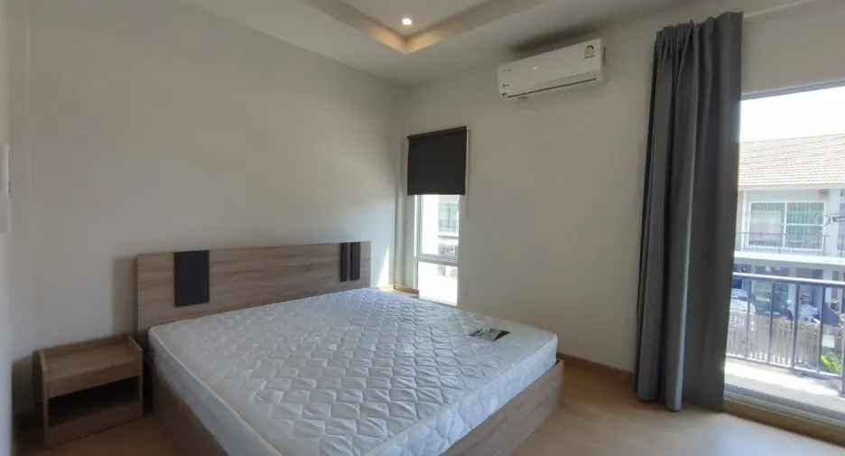 For rent 3 bedrooms townhouse in Lam Luk Ka, Pathum Thani