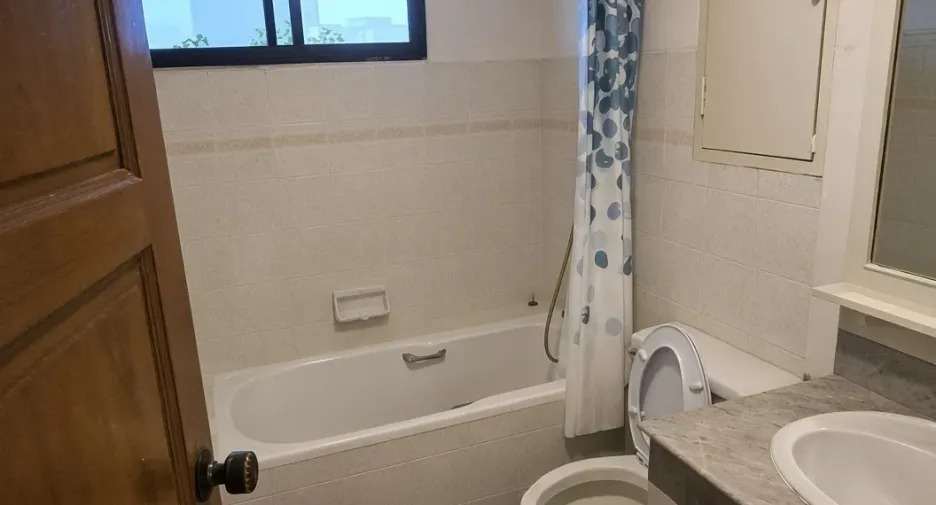 Condo en venta y en alquiler de 3 habitaciones en Watthana, Bangkok