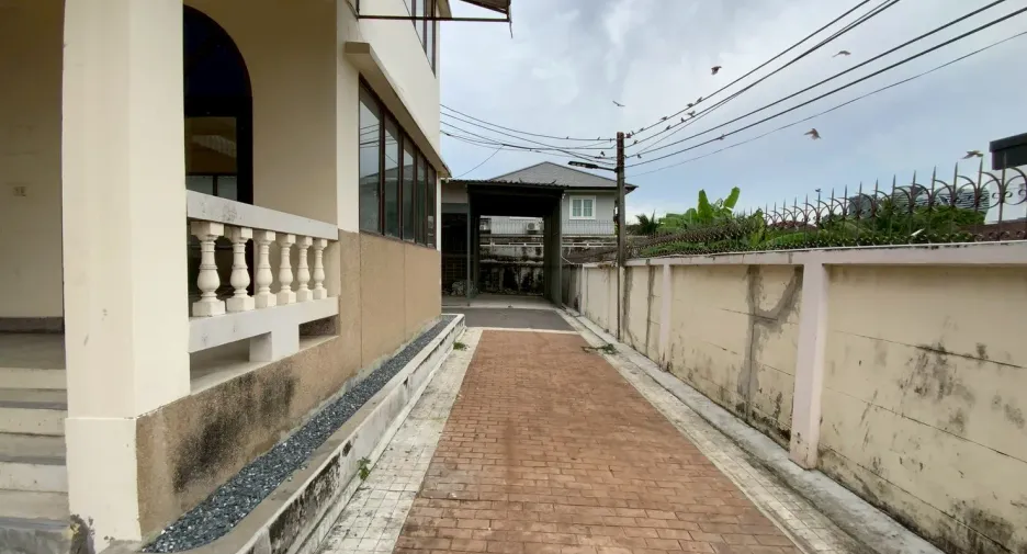 À vendre et à louer 12 chambres maison à Bang Na, Bangkok