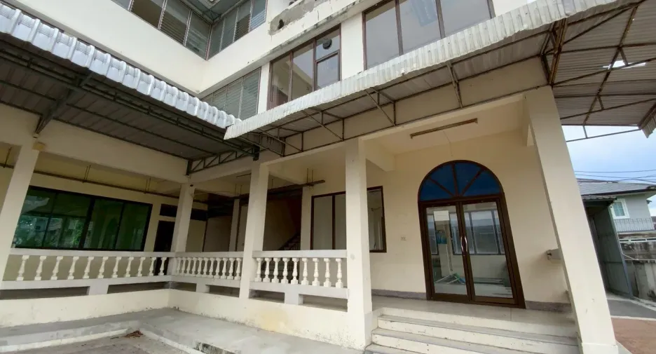 À vendre et à louer 12 chambres maison à Bang Na, Bangkok