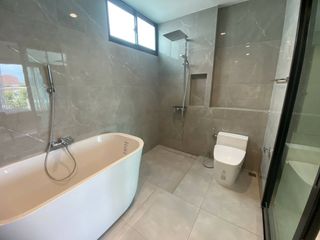 For rent 3 bedrooms townhouse in Saphan Sung, Bangkok