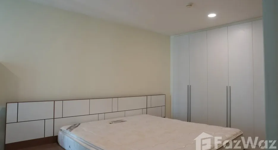 For sale 3 bedrooms condo in Huai Khwang, Bangkok