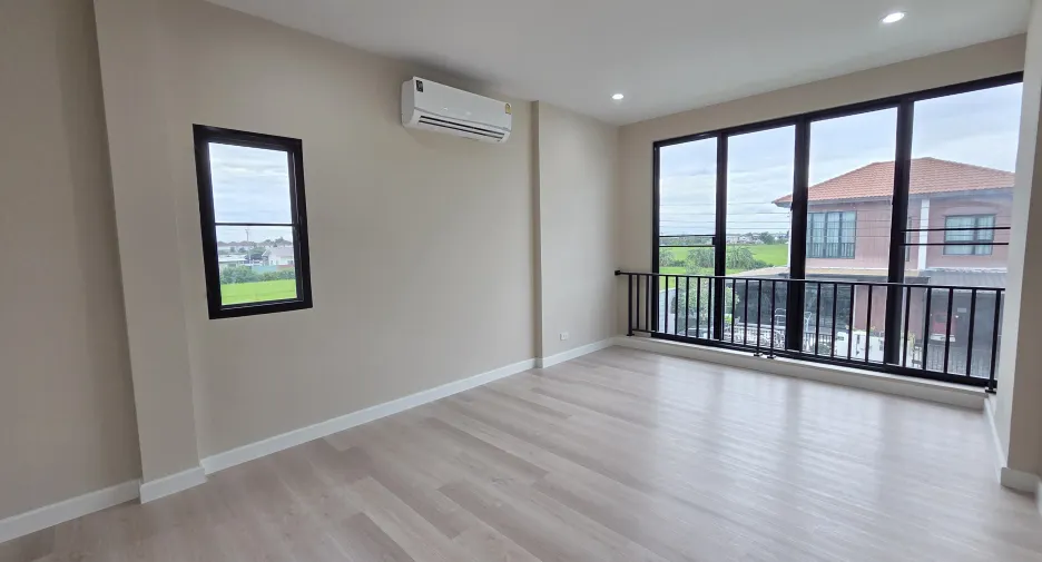Haus zum Kauf mit 5 Zimmer in Khlong Sam Wa, Bangkok