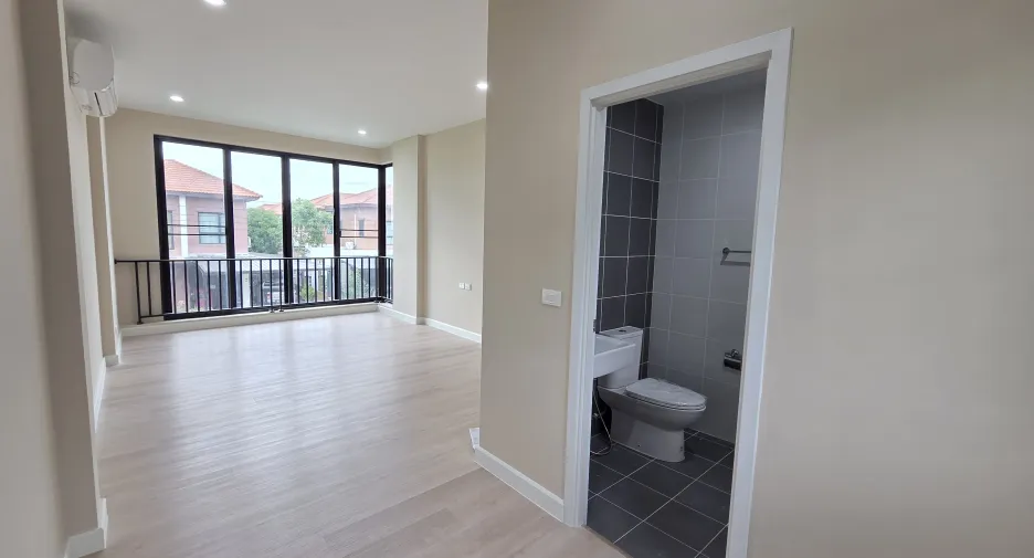 Haus zum Kauf mit 5 Zimmer in Khlong Sam Wa, Bangkok