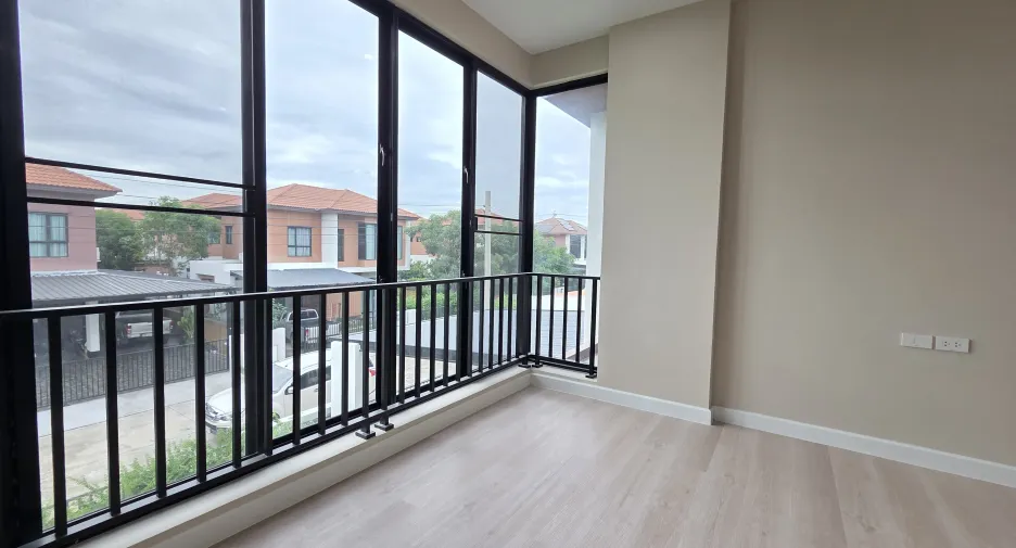 Haus zum Kauf mit 5 Zimmer in Khlong Sam Wa, Bangkok