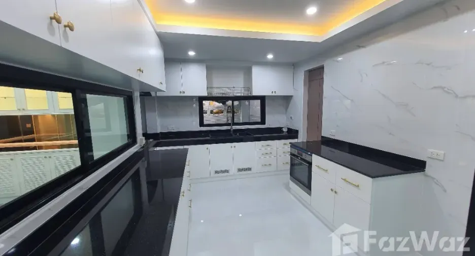 For rent 5 bedrooms house in Lat Phrao, Bangkok