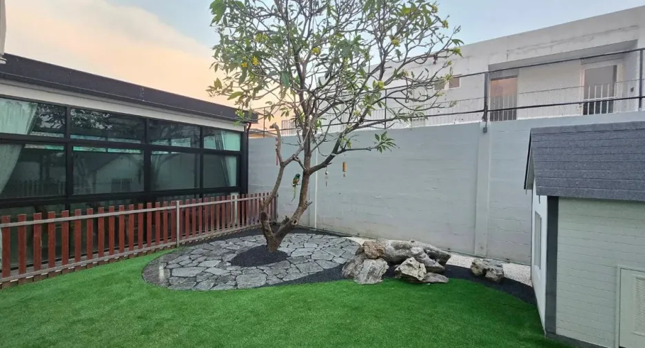For rent 5 bedrooms house in Lat Phrao, Bangkok