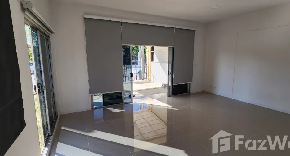 For rent 2 bedrooms townhouse in Saphan Sung, Bangkok