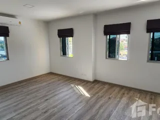 For rent 2 bedrooms townhouse in Saphan Sung, Bangkok
