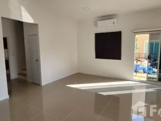 For rent 2 bedrooms townhouse in Saphan Sung, Bangkok