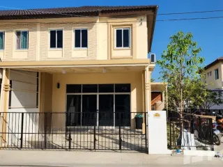 For rent 2 bedrooms townhouse in Saphan Sung, Bangkok