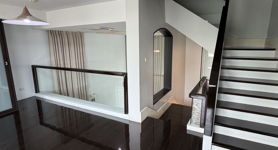 À vendre 4 chambres maison de ville à Bang Kho Laem, Bangkok