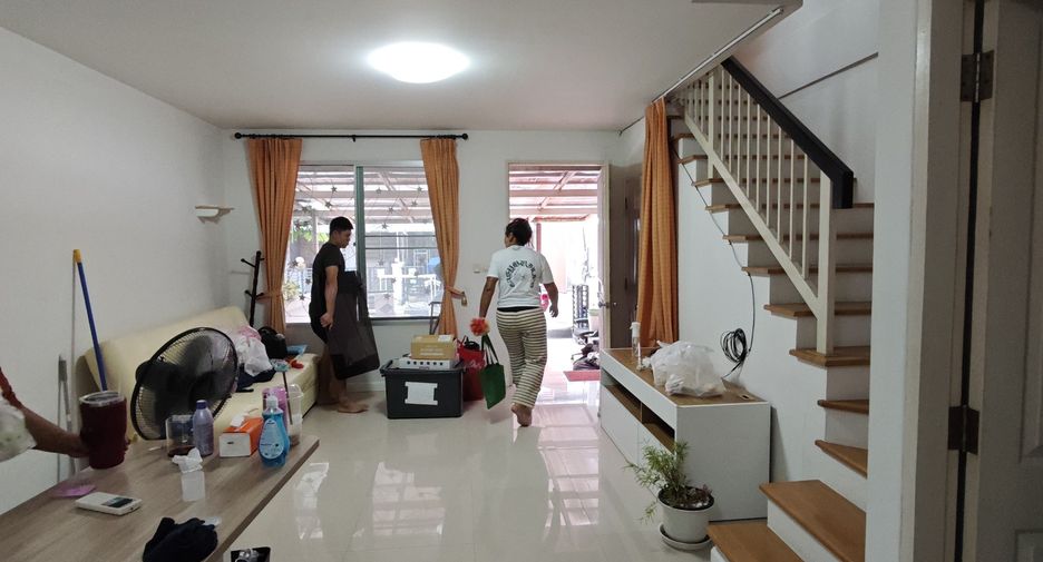 À vendre 3 chambres maison de ville à Lat Krabang, Bangkok