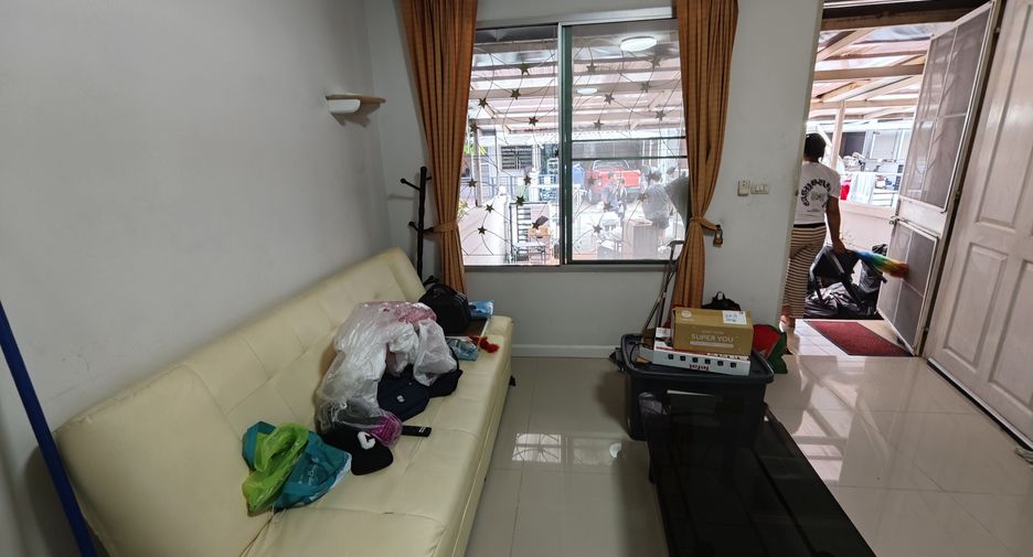 À vendre 3 chambres maison de ville à Lat Krabang, Bangkok