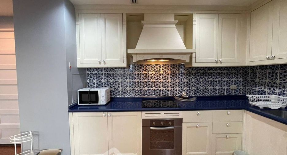 Condo en alquiler y en venta de 3 habitaciones en Khlong Toei, Bangkok