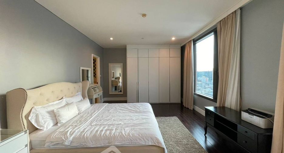Condo en alquiler y en venta de 3 habitaciones en Khlong Toei, Bangkok