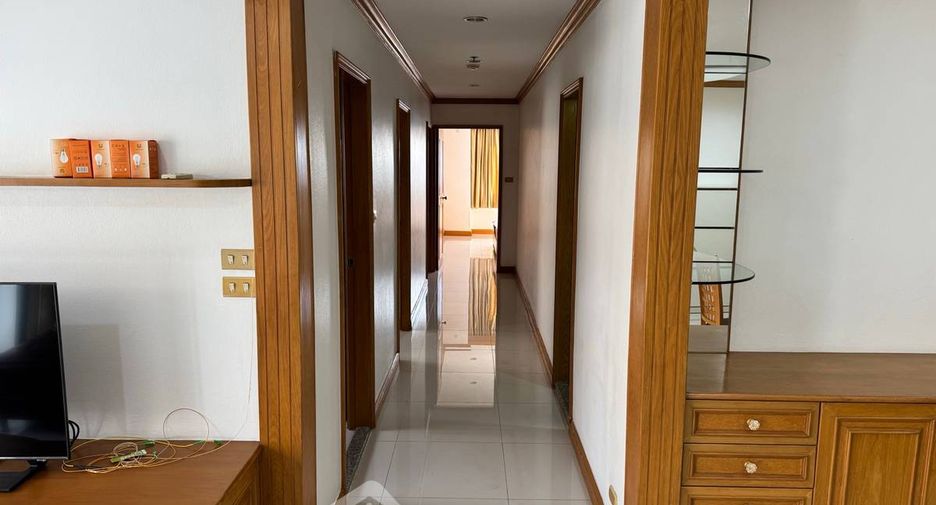 For rent 3 bedrooms condo in Watthana, Bangkok
