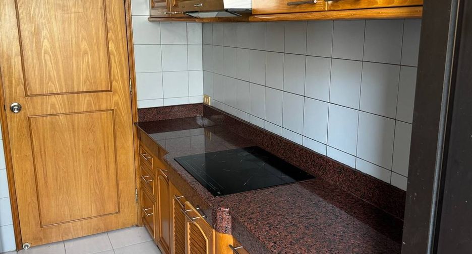 For rent 3 bedrooms condo in Watthana, Bangkok