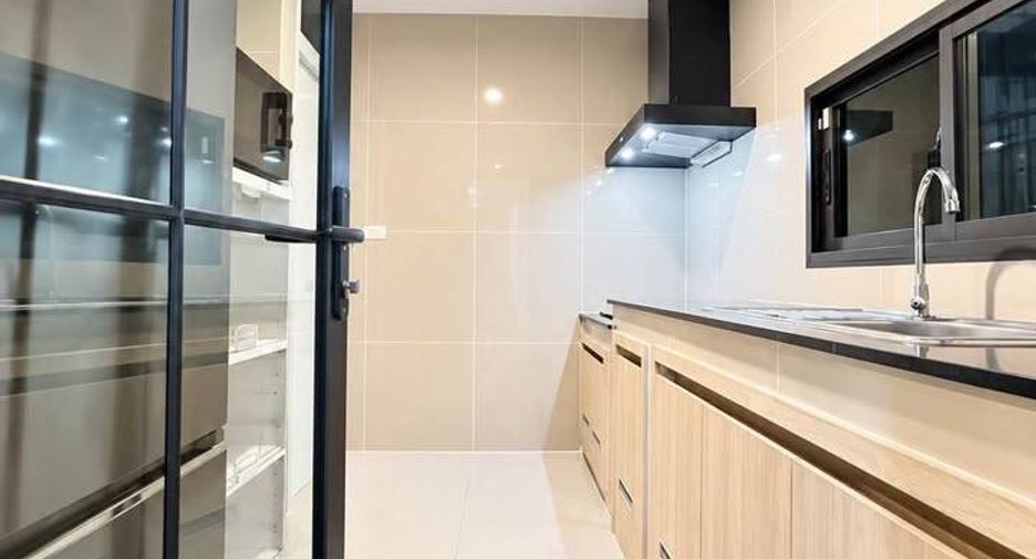 Casa en alquiler y en venta de 3 habitaciones en Lat Krabang, Bangkok