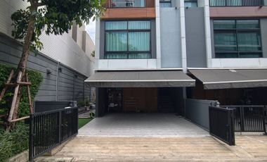 Casa adosada en venta de 3 habitaciones en Suan Luang, Bangkok