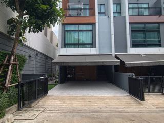 Casa adosada en venta de 3 habitaciones en Suan Luang, Bangkok