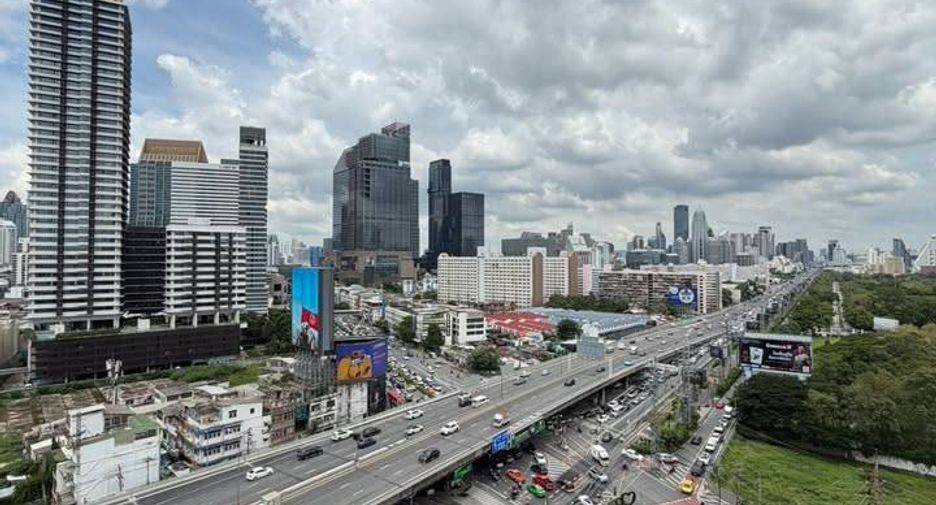 For sale 1 bed condo in Khlong Toei, Bangkok