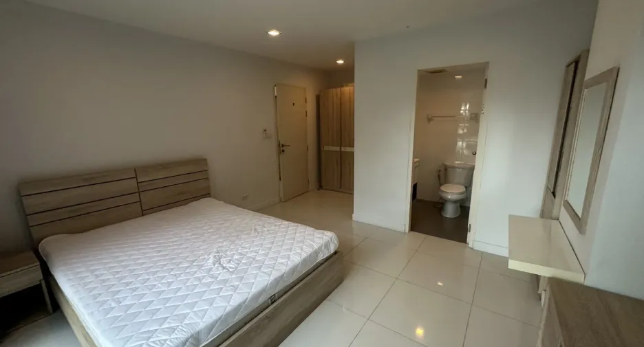 For rent 2 bedrooms condo in Phra Khanong, Bangkok