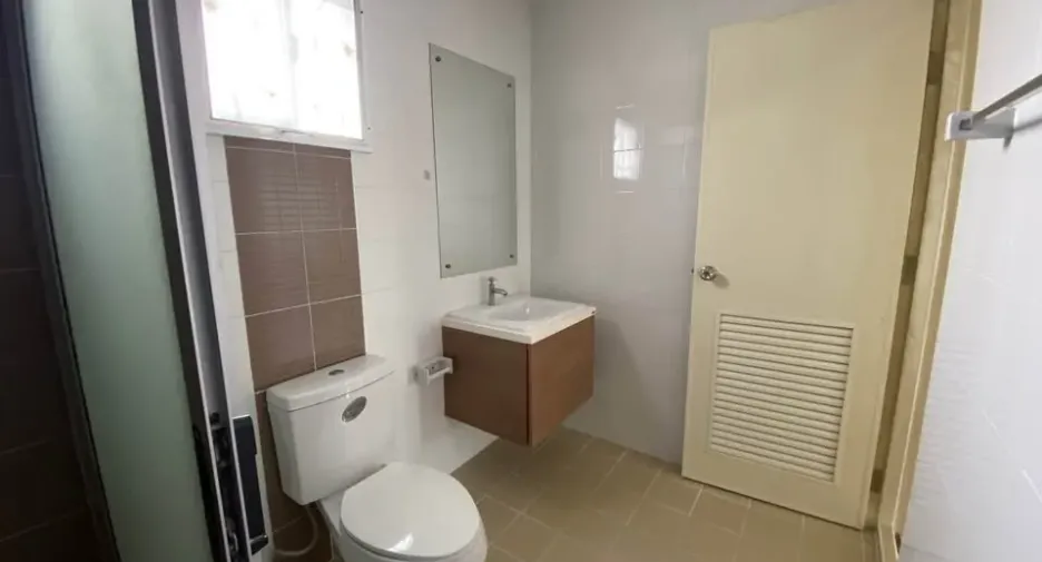 Reihenhaus zur Miete mit 3 Zimmer in Mueang Samut Prakan, Samut Prakan