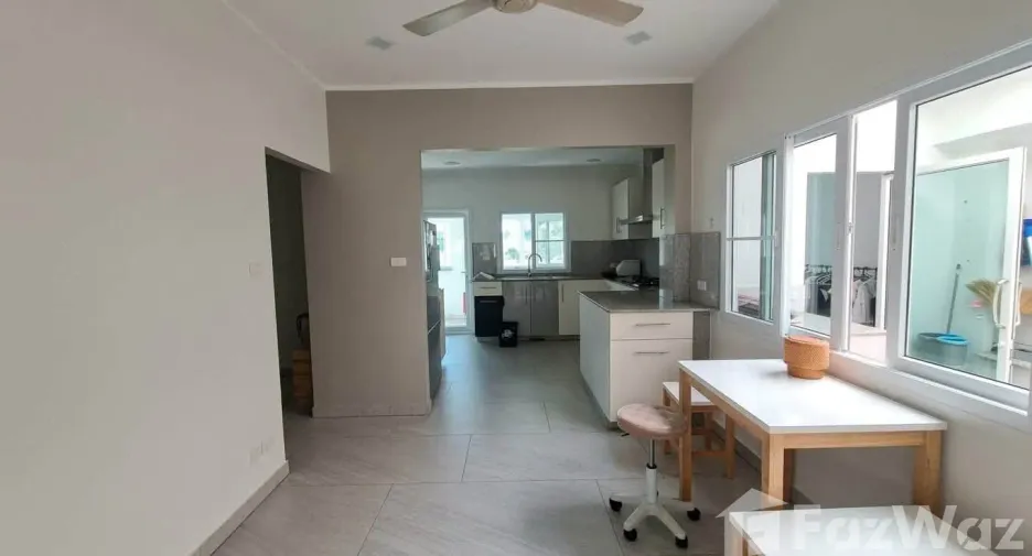 For rent 5 bedrooms house in Saraphi, Chiang Mai
