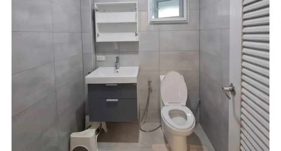 For rent 5 bedrooms house in Saraphi, Chiang Mai
