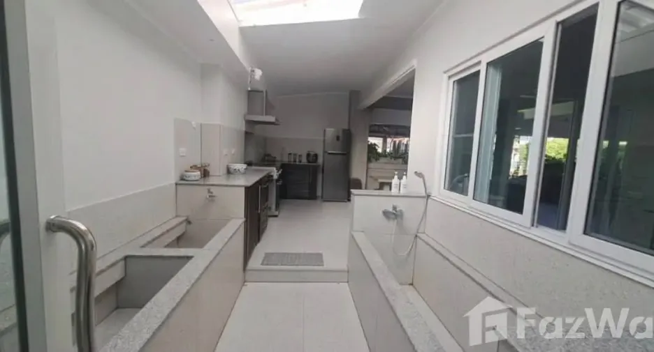 For rent 5 bedrooms house in Saraphi, Chiang Mai