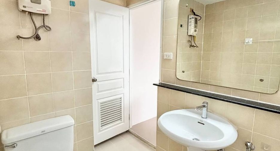 Condo en alquiler de 3 habitaciones en Khlong Toei, Bangkok
