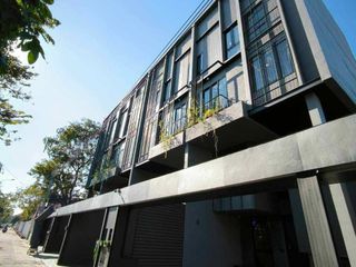 Продажа 3 спальни таунхаус в Хуаи Кхщанг, Бангкок
