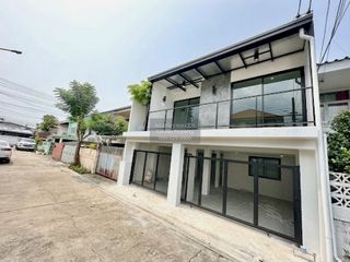 Продажа 4 спальни таунхаус в Лат Пхрао, Бангкок