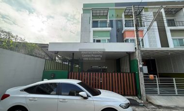 Reihenhaus zum Kauf mit 3 Zimmer in Saphan Sung, Bangkok