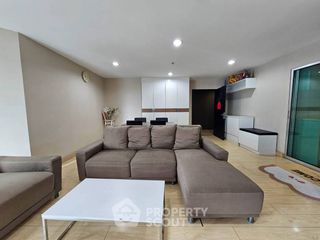 Wohnung zur Miete mit 3 Zimmer in Huai Khwang, Bangkok