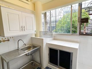 Wohnung zur Miete mit 1 Zimmer in Huai Khwang, Bangkok