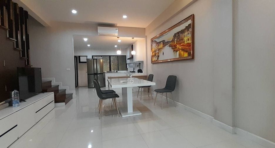 Condo en alquiler de 3 habitaciones en Khlong Toei, Bangkok
