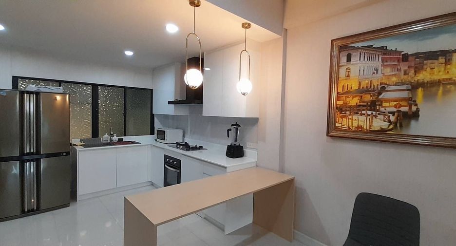 Condo en alquiler de 3 habitaciones en Khlong Toei, Bangkok