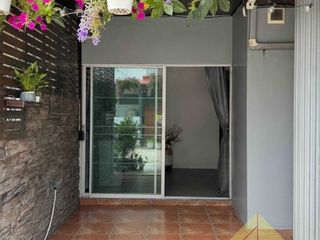 Casa adosada en venta de 3 habitaciones en Bang Lamung, Chonburi