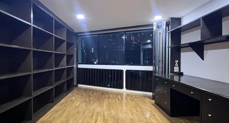For rent 4 bedrooms condo in Khlong Toei, Bangkok