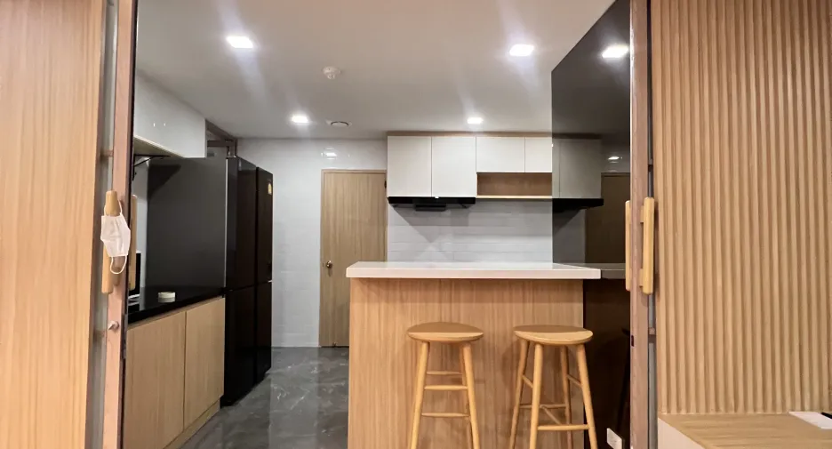 For rent 4 bedrooms condo in Khlong Toei, Bangkok
