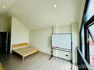 Haus zur Miete mit 3 Zimmer in Phra Khanong, Bangkok