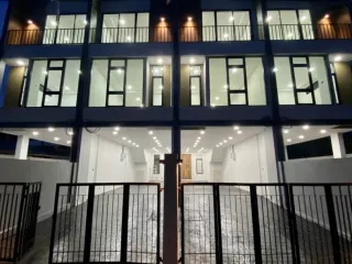 Haus zur Miete mit 3 Zimmer in Phra Khanong, Bangkok