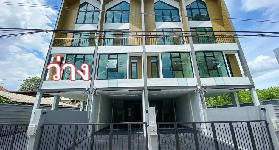 Haus zur Miete mit 3 Zimmer in Phra Khanong, Bangkok