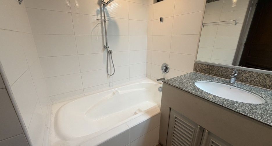 For rent 3 bedrooms condo in Khlong Toei, Bangkok