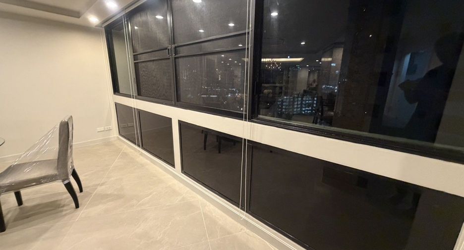 For rent 3 bedrooms condo in Khlong Toei, Bangkok