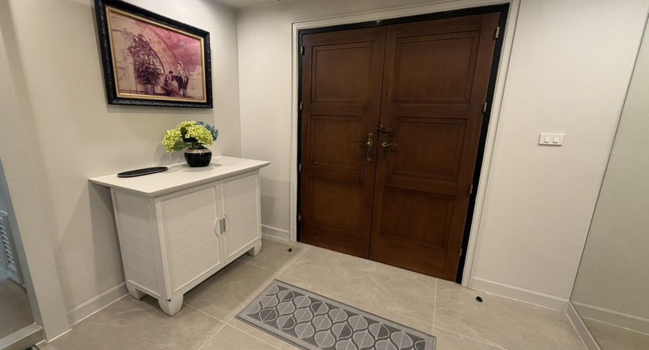 For rent 3 bedrooms condo in Khlong Toei, Bangkok
